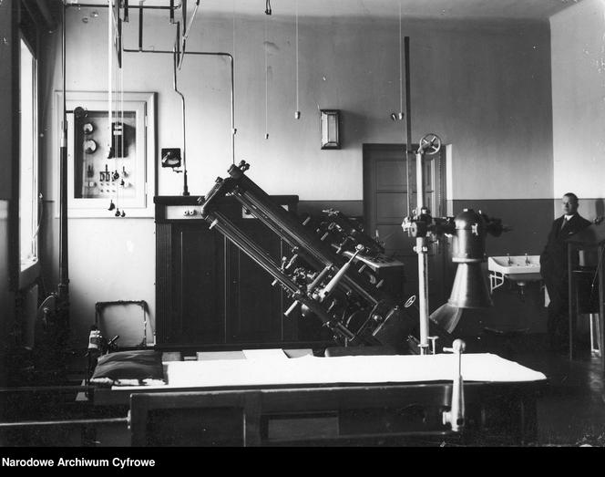 Sala z aparaturą medyczną w szpitalu w Białymstoku. 1930 rok