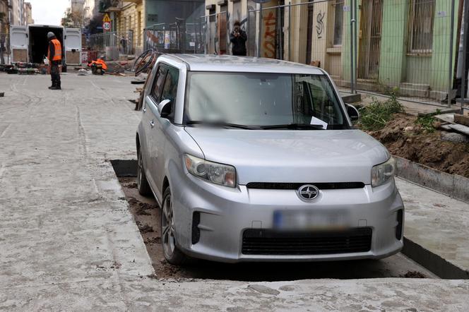 "Zabetonowane" auto z Łodzi zniknęło i się odnalazło. Straż miejska chce ukarać właścicieli.