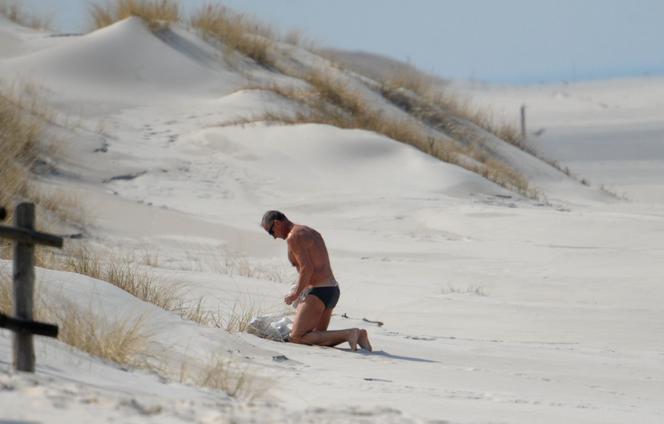 1 publ_Jan Maria Jackowski na plaży