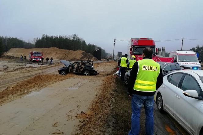 HORROR na remontowanej drodze krajowej w Łódzkiem. Uderzenie tira WYRZUCIŁO osobówkę z drogi