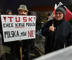 Manifestacja przed aresztem śledczym, w którym przebywa Mariusz Kamiński