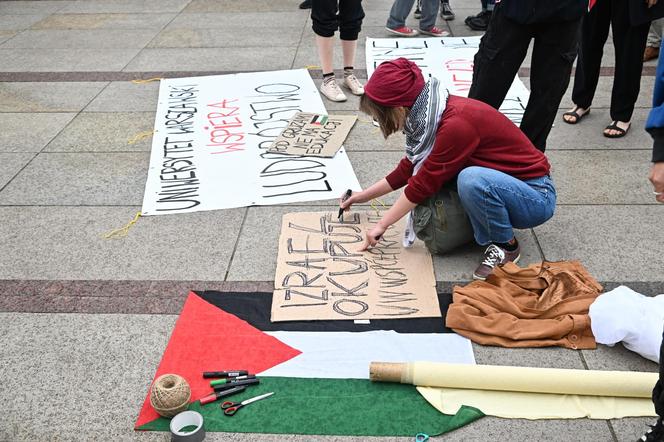 Protest studentów pod bramą Uniwersytetu Warszawskiego 