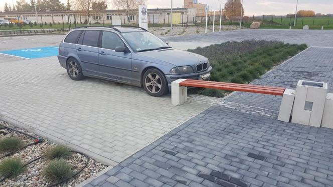 Bartoszyce: Pijany pasażer uruchomił BMW, które wjechało w ławkę przed komendą policji