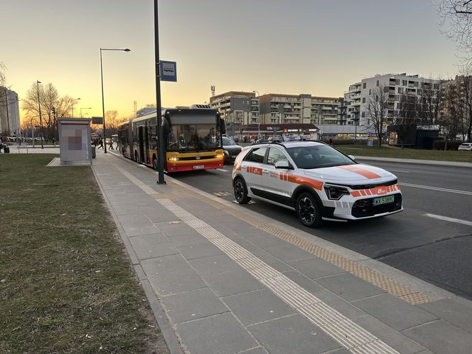 Tragiczne potrącenie w Warszawie. 16-latka została wciągnięta pod autobus. Wstrząsające szczegóły 