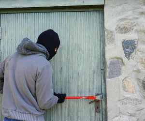 Mniej przestępczości na Mazowszu. Policjanci odnotowali spadek włamań do mieszkań i domów