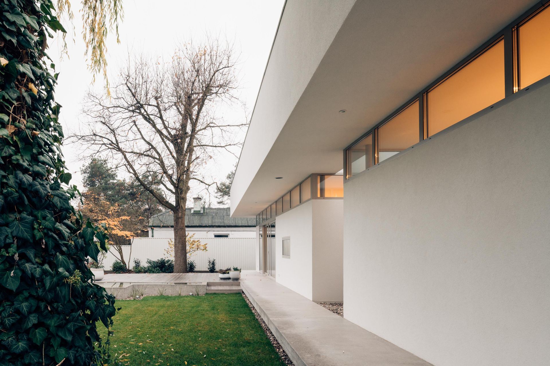 Dom z lewitującym dachem pod Warszawą. Fot. ONI Studio