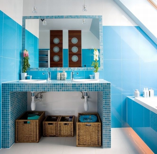 Łazienka marynistyczna, czyli aranżacja łazienki na niebiesko