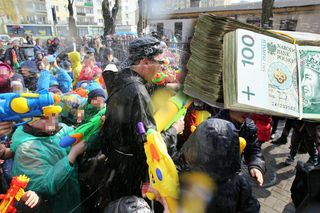 Oblewanie wodą może grozić gigantycznymi karami.  Sprawdź, kiedy zabawa staje się przestępstwem