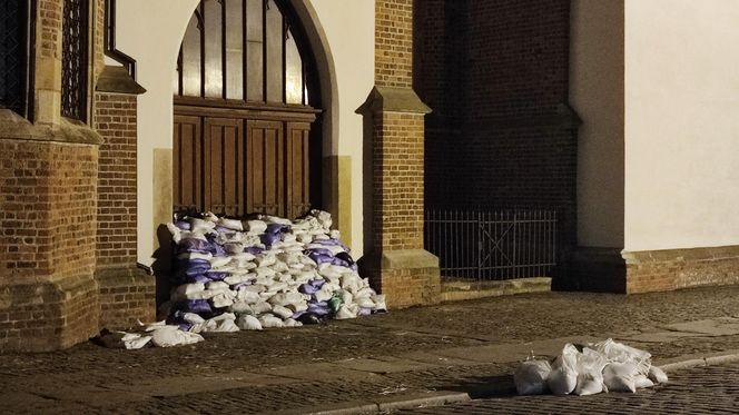 Walka o wrocławskie osiedla nad Odrą i Oławą. Mieszkańcy do późnych godzin nocnych ratowali dobytek