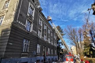 Bryła lodu spadła na ojca i 13-miesięczne dziecko, jego stan jest poważny. Ma pękniętą czaszkę