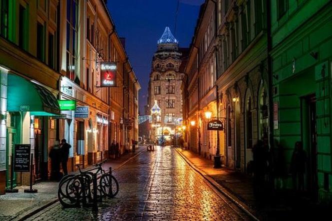 Idą święta! We Wrocławiu montują iluminacje. Na ulicach gwiazdy, śnieżynki i pająki 