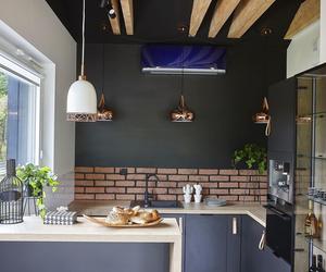 Czarna kuchnia – z cegłą i drewnem