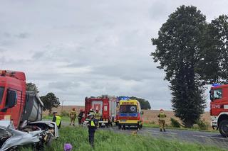 Smiertelny wypadek na trasie Bonin-Koszalin. Trzech nastolatkow z BMW zginelo w zderzeniu z tirem [ZDJECIA]