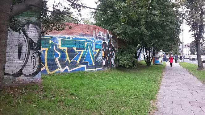 Mur u zbiegu ulic Kijowskiej i Nawojki