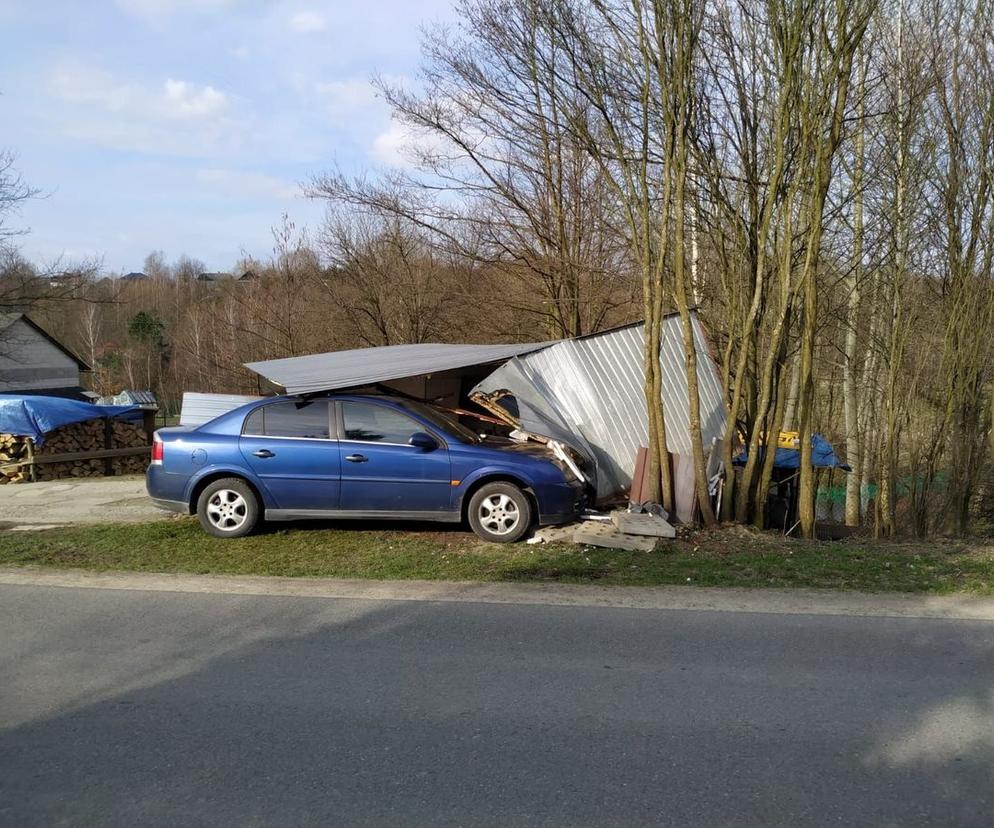 Kąkolówka. 36-latek uderzył w garaż! Trafił do szpitala