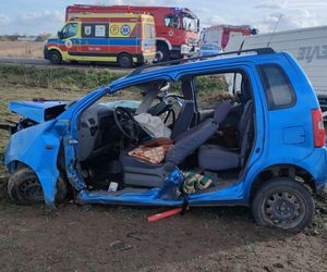 Łódzkie. Tragiczny wypadek w powiecie brzezińskim. Osobówka zderzyła się z dostawczakiem, nie żyje 87-latek