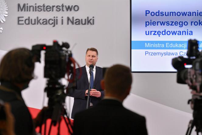 Wielka wpadka na konferencji ministra edukacji. O TYM SZKOLNYM BŁĘDZIE huczy cały internet!