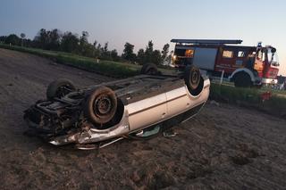 Rozbity volkswagen leżał na dachu koło drogi. Policja z Bytowa szuka kierowcy