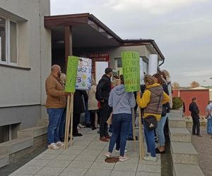 Protest mieszkańców pod Urzędem Gminy Cieszków! Likwidacja szkoły w Pakosławsku odłożona w czasie