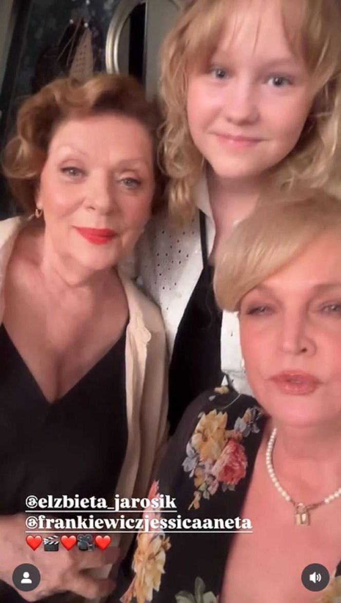 Barwy szczęścia na planie. Emilka (Jessica Frankiewicz), Józefina (Elżbieta Jarosik), Małgorzata (Adrianna Biedrzyńska)