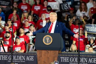 Zemsta jako polityka. Pierwsze 100 dni drugiej kadencji Donalda Trumpa