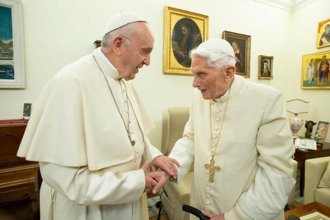Tak choroba zmieniła Benedykta XVI. Papież emeryt w ciężkim stanie