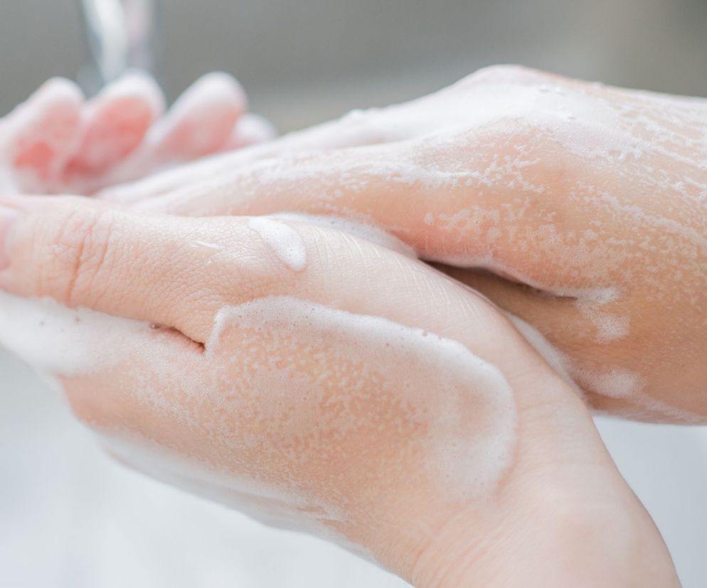 Mycie dłoni mydłem.