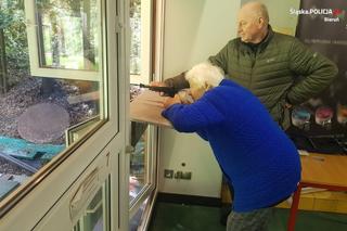 Śląskie: 90-latka z bronią w ręku. Policjanci pomogli spełnić jej marzenie 