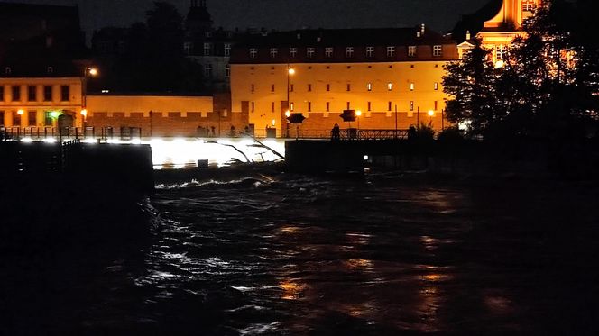 Walka o wrocławskie osiedla nad Odrą i Oławą. Mieszkańcy do późnych godzin nocnych ratowali dobytek