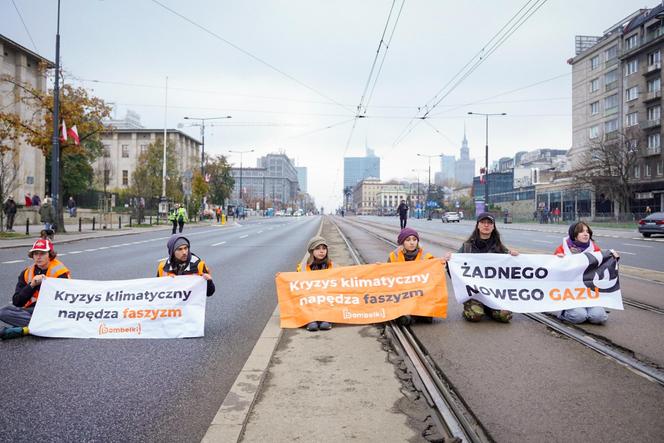 Incydent na Marszu Niepodległości w Warszawie. Aktywiści zablokowali trasę