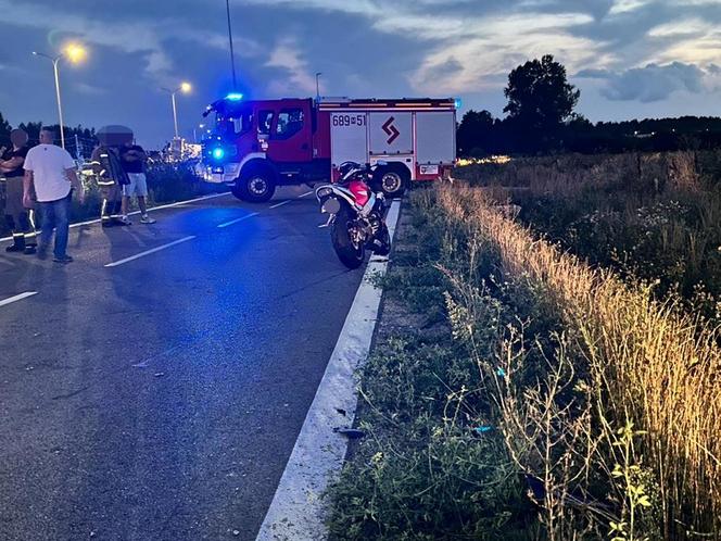 Wypadek przy S8 pod Wołominem. Motocyklista wjechał w grupę osób! W akcji śmigłowiec LPR