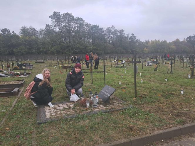 Rekordowa akcja "Światełko Pamięci". Uczniowie z Łodzi porządkowali opuszczone groby