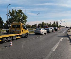 Kolizja 5 samochodów na drodze do centrum kielc. Ruch całkowicie zablokowana
