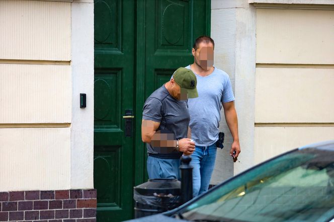 Papieros w jednej ręce, kradziona biżuteria - w drugiej. Beztroski złodziej w rękach policji