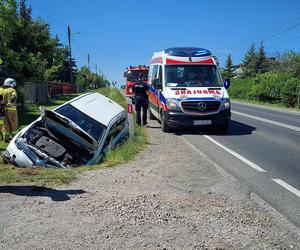 Wypadek na DK 42 w Parszowie. Auto wylądowało w rowie