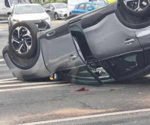 Dachowanie na rondzie Jagiellonów w Bydgoszczy! Kierowca z mandatem [ZDJĘCIA]