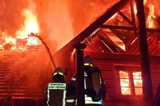 Drewniany dom stanął w płomieniach. Potworny pożar w Milanówku