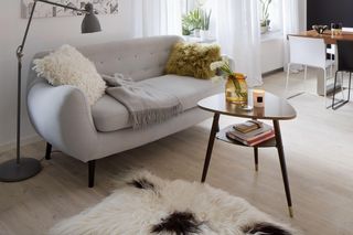 Gdzie kupić pledy, poduszki i dywany ze sztucznego futra? Inspiracje