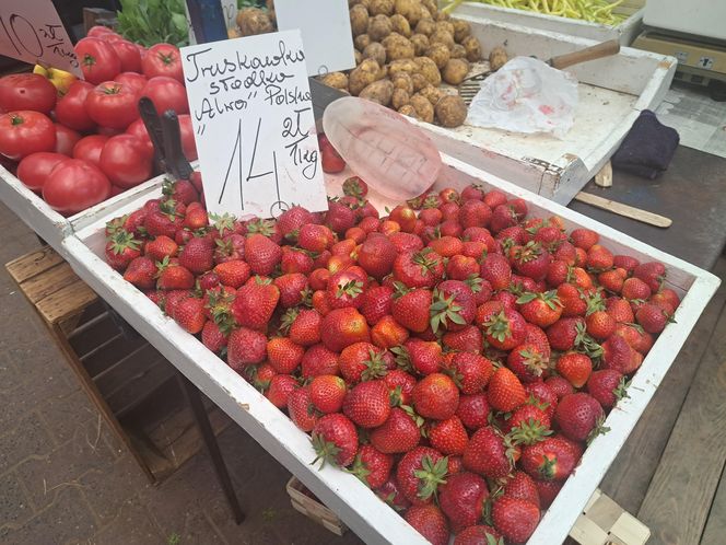 Ceny truskawek na Starym Kleparzu w Krakowie