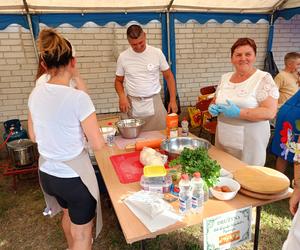 Mimo wyjątkowo upalnego dnia, panie z lokalnych KGW ulepiły w Pierogu setki przepysznych pierogów!