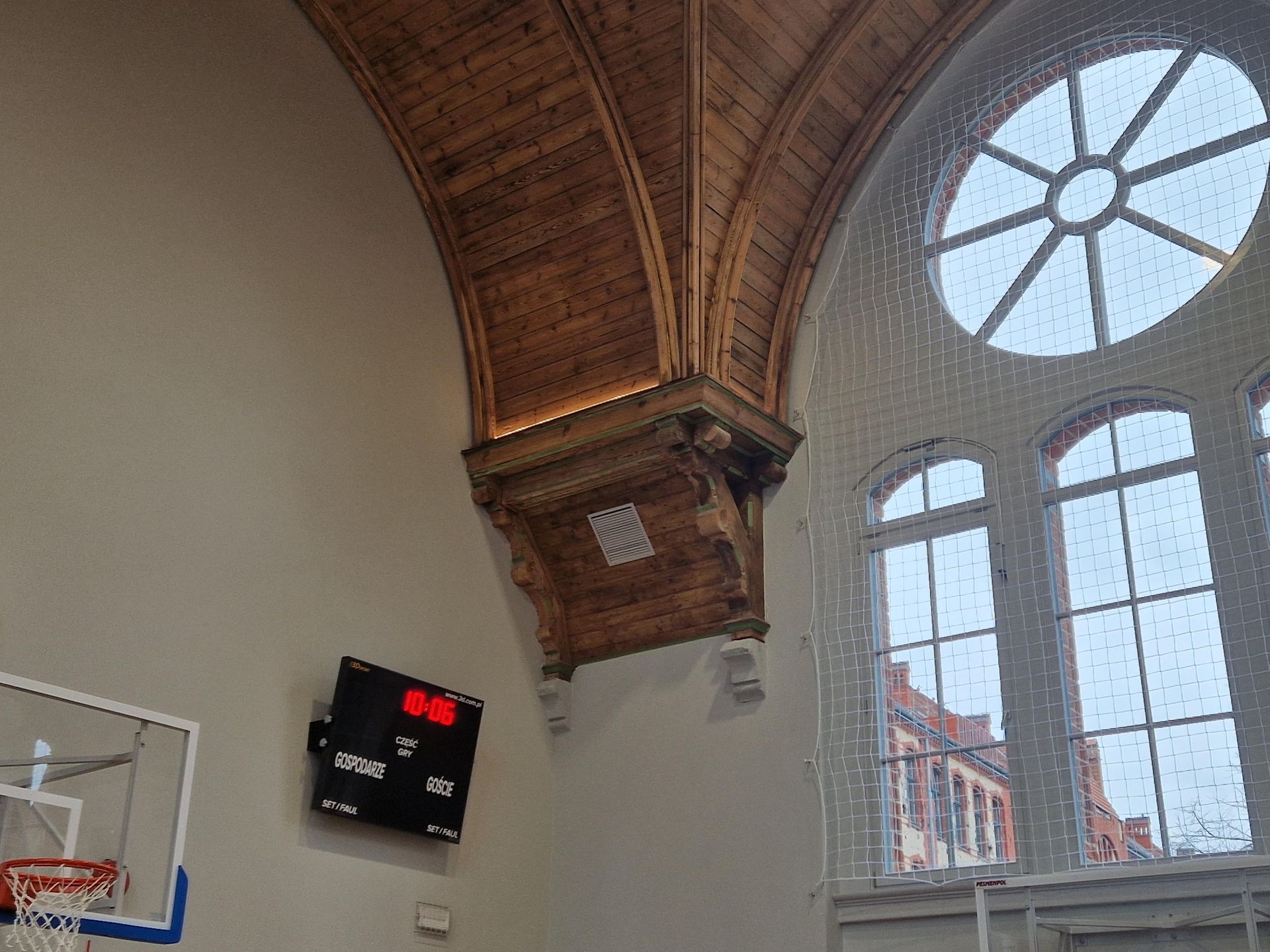 SP nr. 1 w Szczecinie - sala gimnastyczna po renowacji