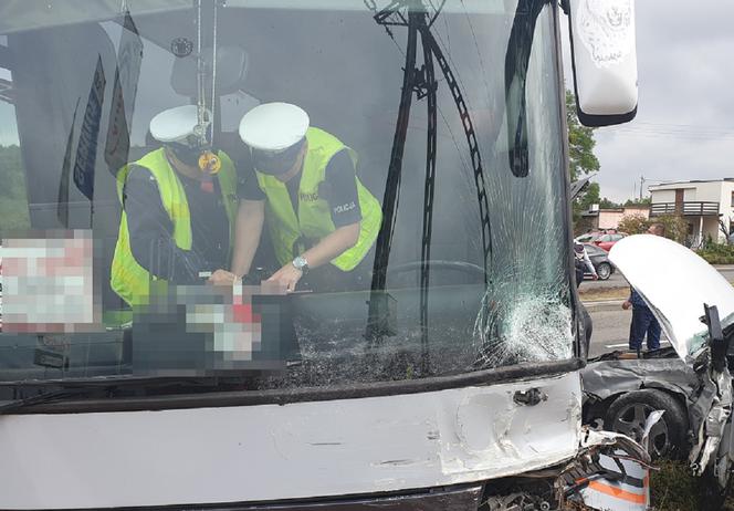 Zderzenie autokaru z osobówką we Włocławku! Policja wyjaśnia okoliczności [ZDJĘCIA] 