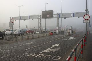 Mgła sparaliżowała lotnisko Kraków-Balice. Pasażerowie samolotów czekają na lepsze warunki