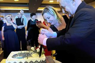 Na jedynej takiej studniówce licealiści po pięćdziesiątce tańczyli poloneza z nieco młodszymi. Były też czerwone podwiązki! [ZDJĘCIA]