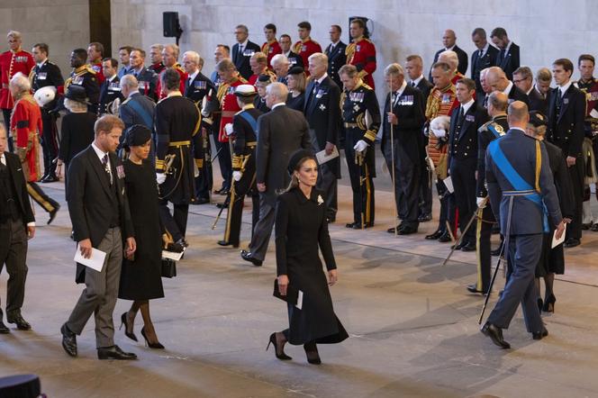Trumna z ciałem Elżbiety II w drodze do Pałacu Westminsterskiego