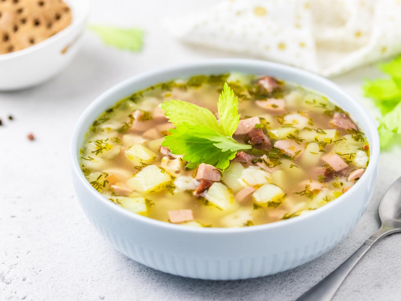 Tania zupa z makaronem i parówkami: łatwy przepis na sycące pierwsze danie