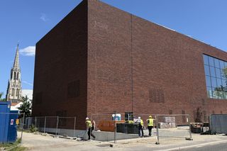 Akademia Muzyczna w Katowicach z nową siedzibą z czerwonej cegły.  Ambitny projekt z „oknem” na świat