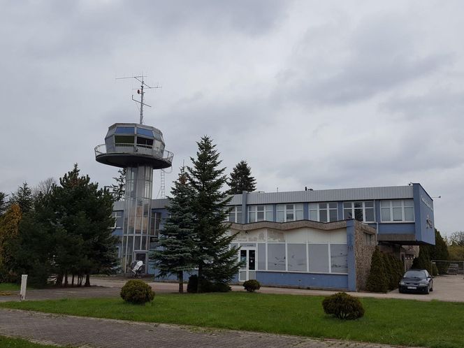 ​Koniec hotelu na lotnisku w Lesznie. Stary, zrujnowany obiekt został wyburzony