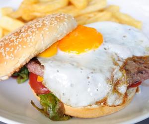 Poznaj przepis na domowy bajgiel z kurczakiem i sadzonym jajkiem. Krok po kroku przygotuj pyszne śniadanie