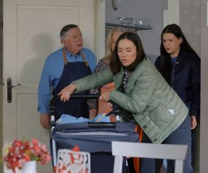 Na Wspólnej odc. 4057. Ania (Sonia Mietielica), Julka (Maja Oświecińska), Włodek (Mieczysław Hryniewicz), Zofia (Teresa Kwiatkowska)